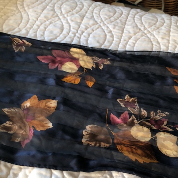 Beautiful silk scarf with leaf and subtle stripe design. - Picture 2 of 2